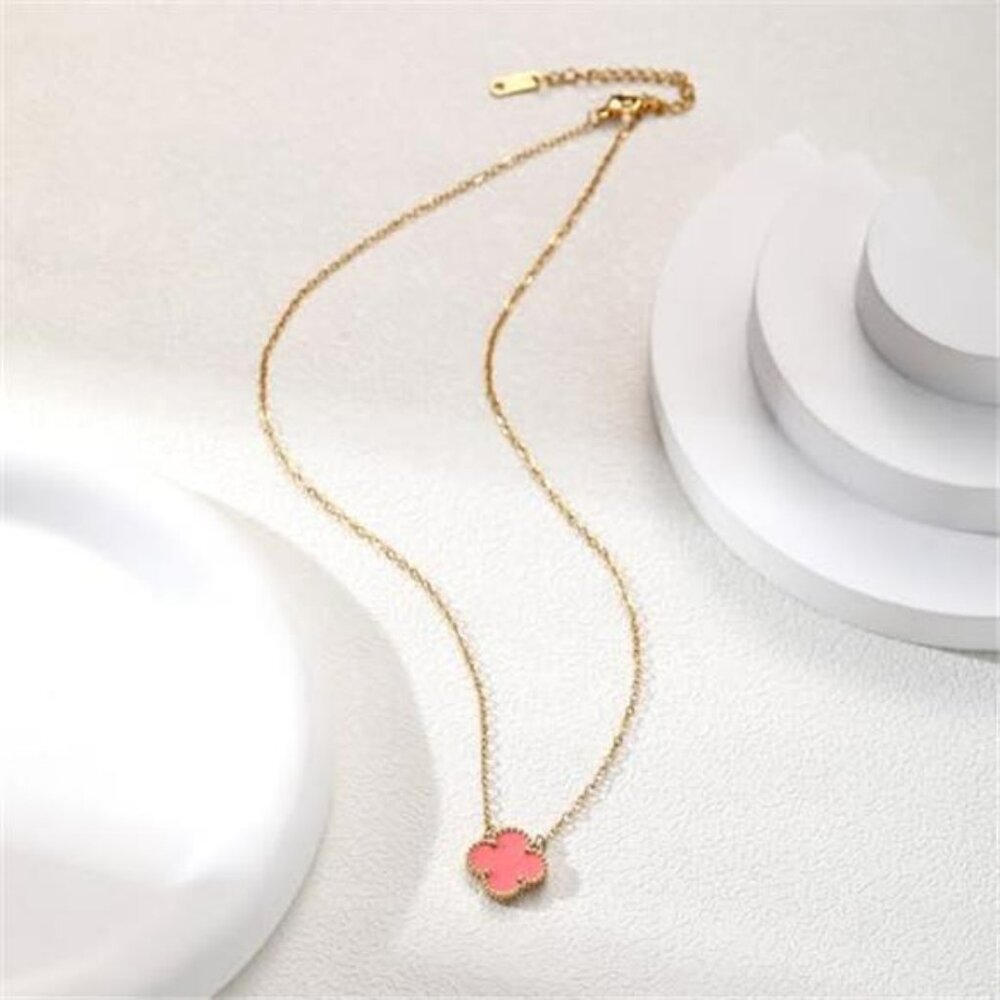 Clover Pendant Necklace for Women 18K Gold Plated Four Leaf Clover Necklaces - Picture 3 of 4